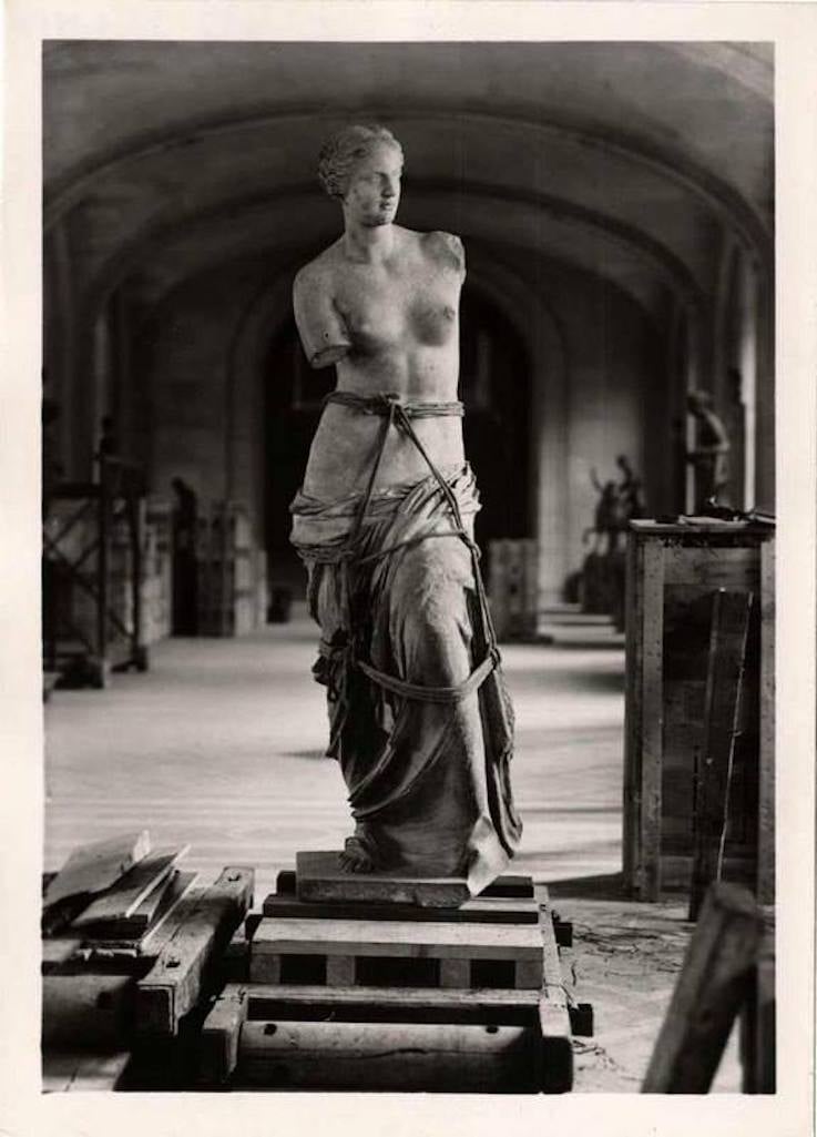 MenschOhneMusil's tweet photo. Evacuation of the #Louvre during WWII. Venus de Milo. https://t.co/XbY8UaXjYO