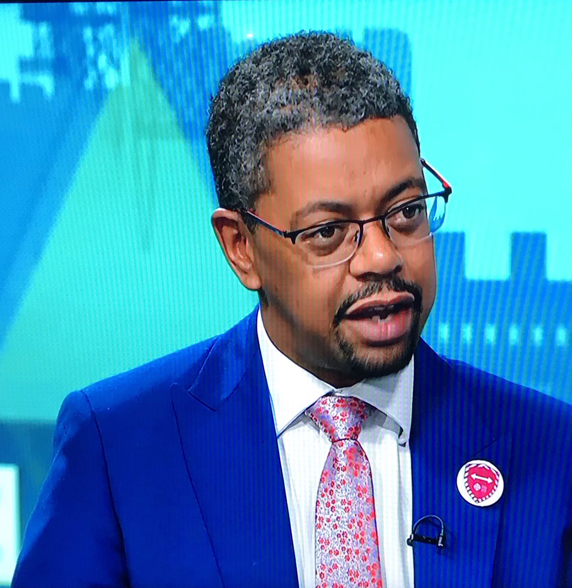 iliff_helen's tweet photo. Itโs official the trendiest of politicians match their #DistanceAware badge to their tie. @vaughangething @DistanceAware #PleaseKeepYourDistance #KeepingWalesSafe https://t.co/BFdbWTcdtr