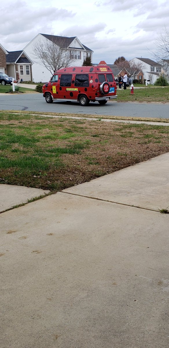 mriggins150's tweet photo. I didn't know Ice Cream Trucks were still a thing, let alone on a Sunday in November lol https://t.co/G7Jej1oplD