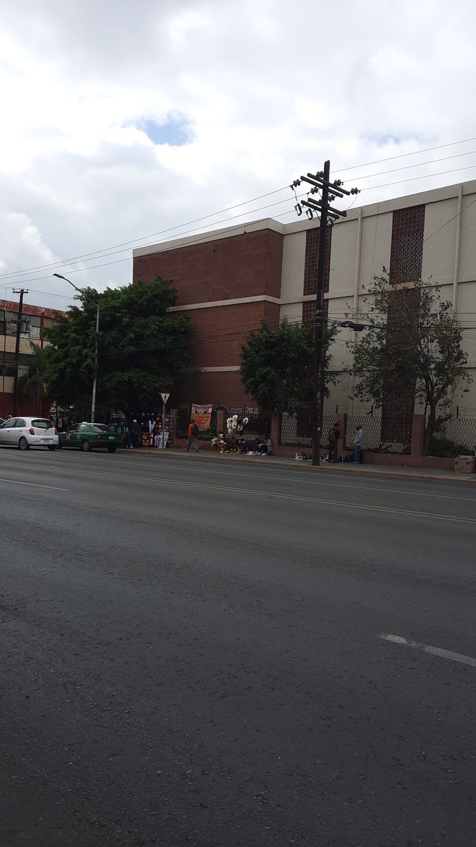 soytel's tweet photo. @AdrianDeLaGarza ya los puestos de venta de toda índole tomaron ya la calle juarez y no lo dudo que en pocos meses veremos abarrotada no solo juarez, pino suarez y calles aledañas se que estamos en tiempos difíciles pero si no se pone un orden esto se saldrá muy pronto de control https://t.co/g9BA1lplH2