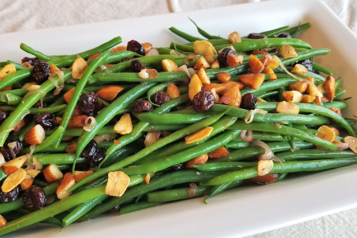 FormerChefBlog's tweet image. Looking for something different from the traditional green bean casserole? Give this green bean salad with cranberries and fried garlic a try! The bonus is that it can all be prepped in advance. formerchef.com/2019/01/06/gre…