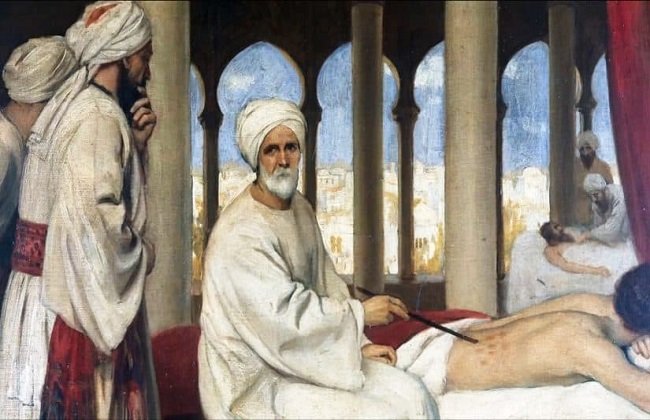 أول جراح أعصاب في التاريخ والذي شرح بالتفصيل أنواع كسور الجمجمة كما نعرفها اليوم تماماً وفصلها في كتابه (التصريف لمن عجز عن التأليف) هو أبو القاسم خلف ابن العباس المشهور بالزهراوي نسبة الى مدينة الزهراء ضواحي قرطبة
يعرف في الغرب ب 
Abulcassis
وتوفي رحمه الله 404 هجرية.