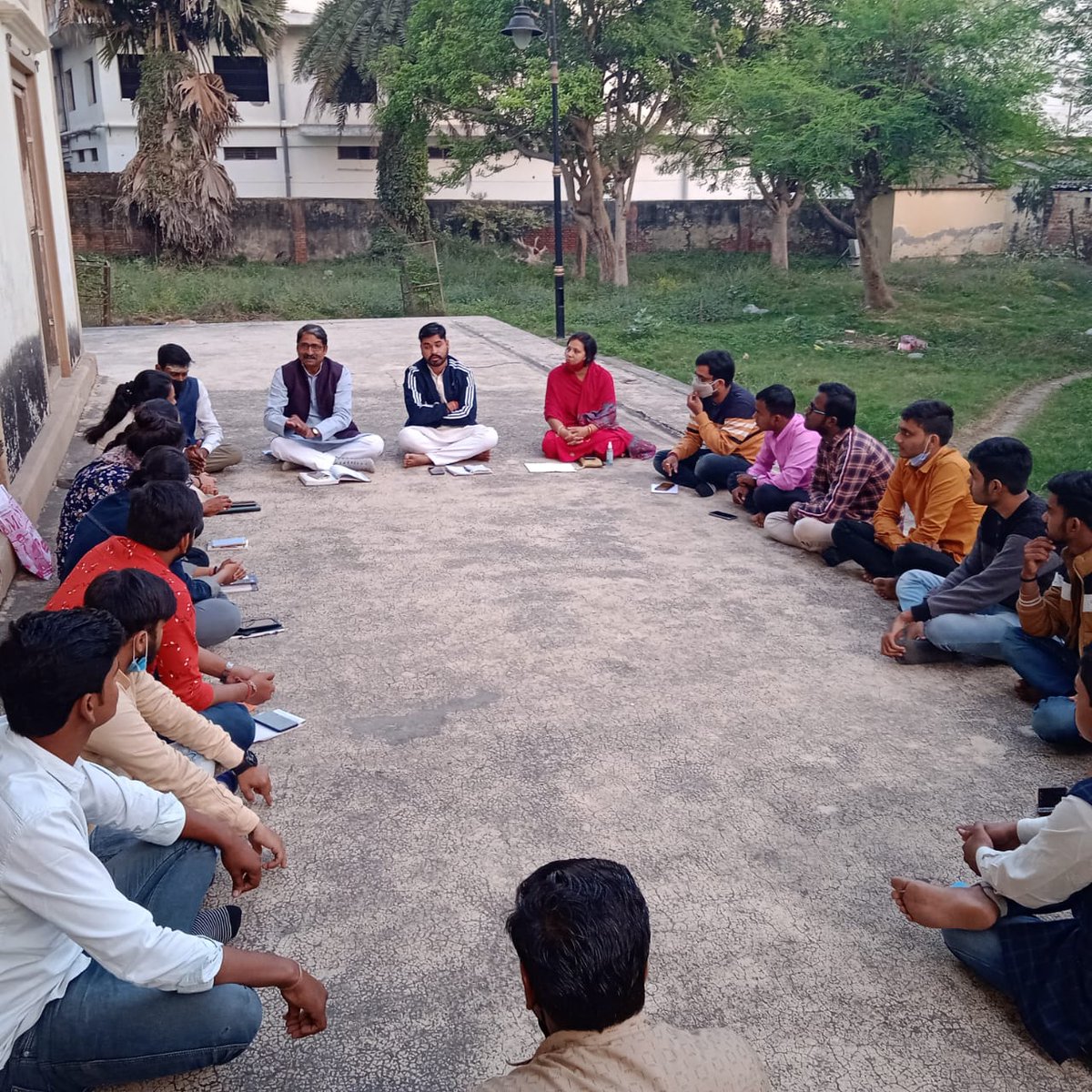 abvpkashimn's tweet photo. आज काशी महानगर इकाई की साप्ताहिक बैठक भारत माता मंदिर में सम्पन्न हुई।जिसमे पूर्व के कार्यो की समीक्षा एवं प्रान्त अभ्यास वर्ग और आगामी कार्यक्रम को लेकर योजना बनाई गई।@ashish30mar @AshishSainram  @nidhitripathi92 https://t.co/hPfzQ8he7M