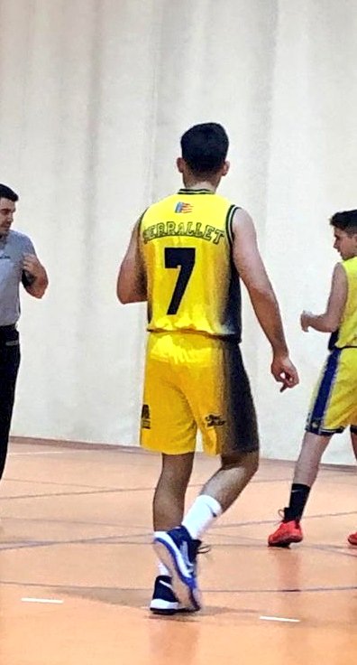 CBClaret's tweet photo. Por fin llegó el dia... Que alegria volver a ver jugar a @franserrallet, jugador y entrenador del club, tras un año apartado de las pistas por lesión. Enhorabuena y a volver a disfrutar 💪🔥🏀 #GoPickenClaret #OrgulloAmarillo https://t.co/QGcgaDOp3B