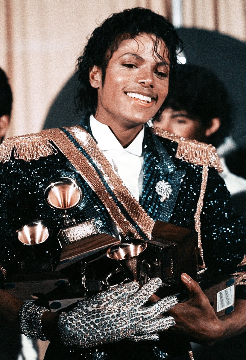 MJ1Dwalk's tweet photo. ✨👑 MICHAEL JACKSON E ONE DIRECTION: fatos que ligam e relacionam o maior artista da história com uma das maiores bandas do mundo; uma thread TOTALMENTE necessária 👑✨ https://t.co/RpEvc2D7V1
