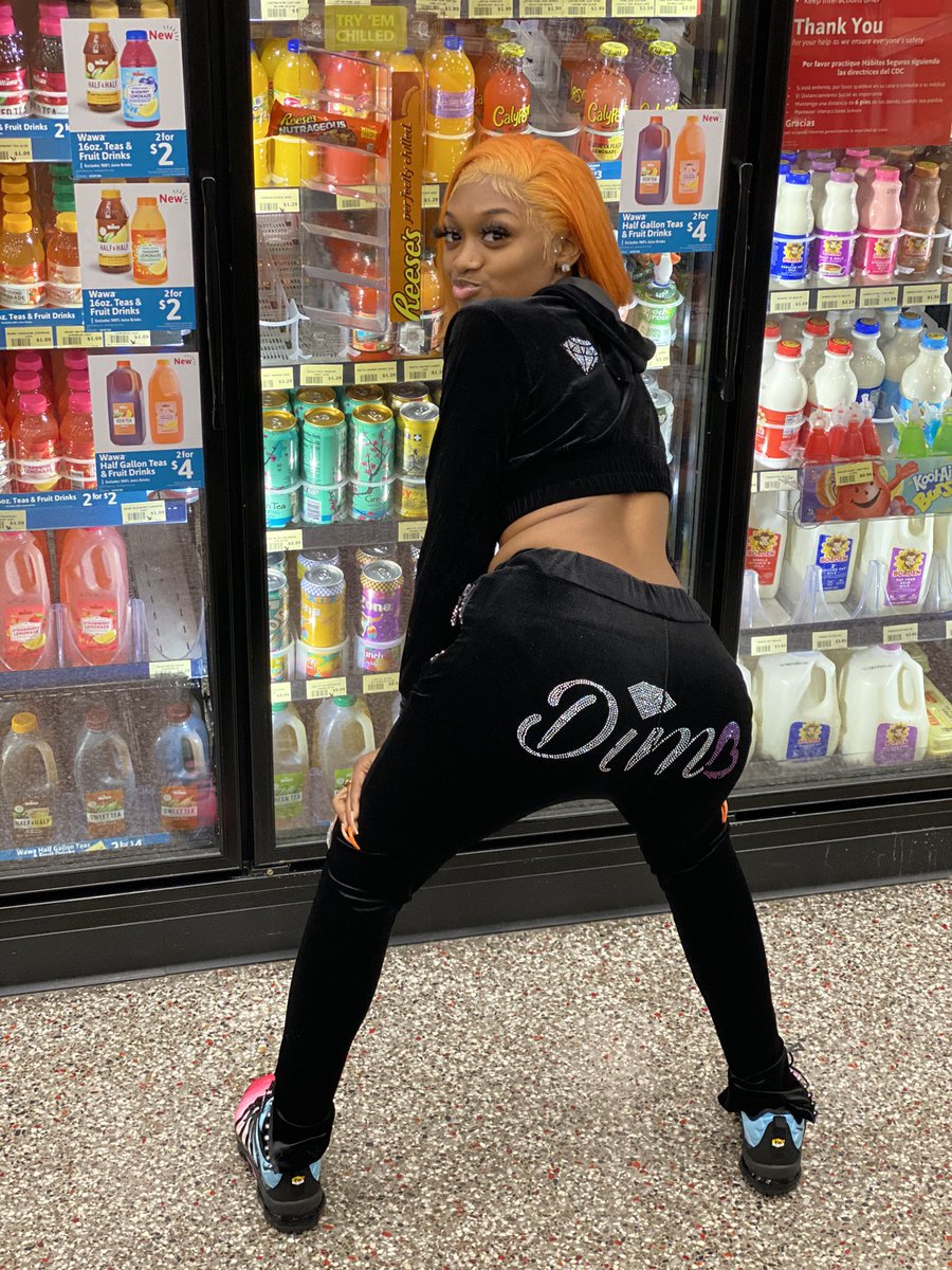 mrspeachpiee's tweet image. Now when they see👀me I stop 🛑 and pose🧍🏾‍♀️📸I’m SCREAMING CHEESSE✨😬👈🏾 - @kuttemreese_ 
Golds by- @goldmoneygrillz 
2 Piece Fit- @dim3ond 
#explore #viral #explorepage #flawdagirl #pressure