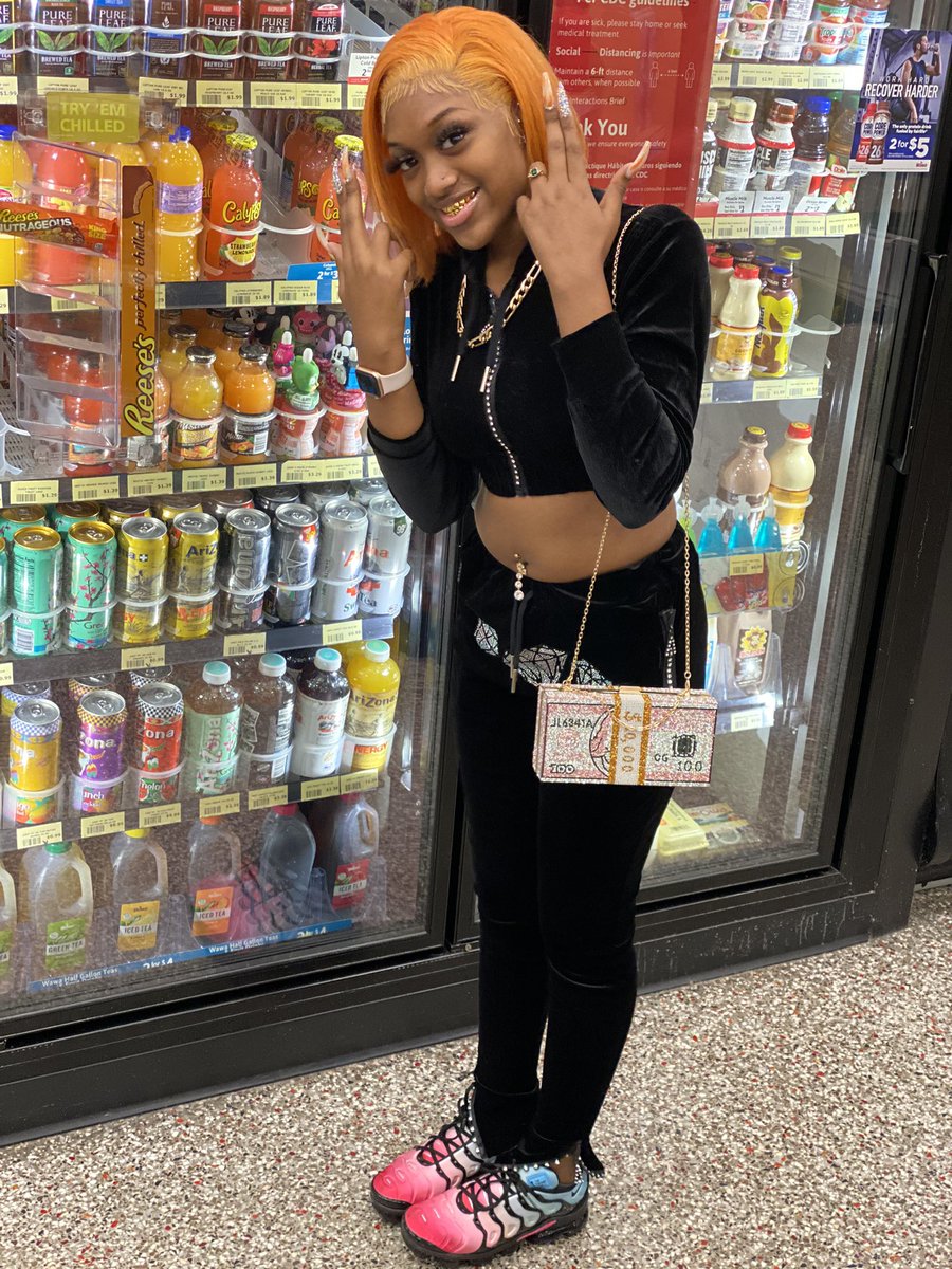 mrspeachpiee's tweet image. Now when they see👀me I stop 🛑 and pose🧍🏾‍♀️📸I’m SCREAMING CHEESSE✨😬👈🏾 - @kuttemreese_ 
Golds by- @goldmoneygrillz 
2 Piece Fit- @dim3ond 
#explore #viral #explorepage #flawdagirl #pressure