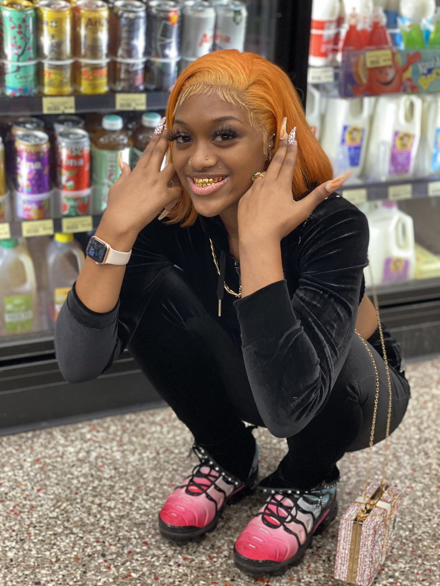 mrspeachpiee's tweet image. Now when they see👀me I stop 🛑 and pose🧍🏾‍♀️📸I’m SCREAMING CHEESSE✨😬👈🏾 - @kuttemreese_ 
Golds by- @goldmoneygrillz 
2 Piece Fit- @dim3ond 
#explore #viral #explorepage #flawdagirl #pressure