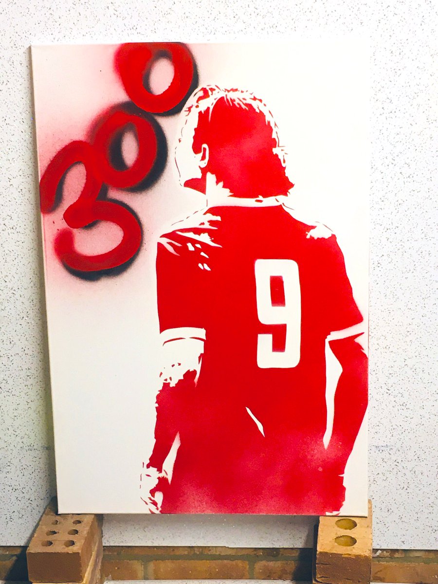 crombie74's tweet photo. Who better to finish the weekend off of showcasing female footballers who’ve hit amazing appearance milestones? Reached 300 appearances for @SFCWomen last year 🔴⚫️ 

Hope you like this @lgiampalma? (Its on its way to you as soon as we’re back training)

#300apps #Original #Spray https://t.co/sLYJsto42B