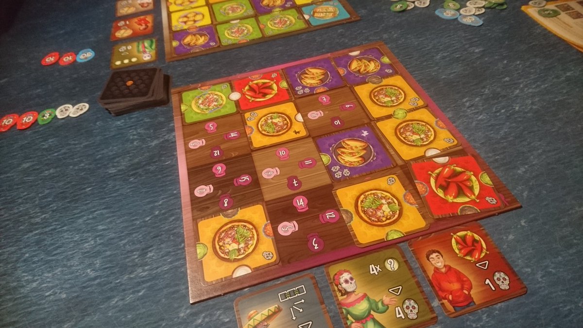 MissBayBee_de's tweet photo. Heute Mittag ein paar Neuheiten auf den Tisch gebracht...
Thema: Jedes Spiel muss vรถllig unterschiedlich sein๐
Das Festessenspiel #FiestaMexicana #Huch, das Bauspiel #KurzUndKnapp @Zoch_Spiele und zum Abschluss das kleine Eisenbahnspiel #LockNRoll von @boardgamecircus. https://t.co/U65cZVrmLM