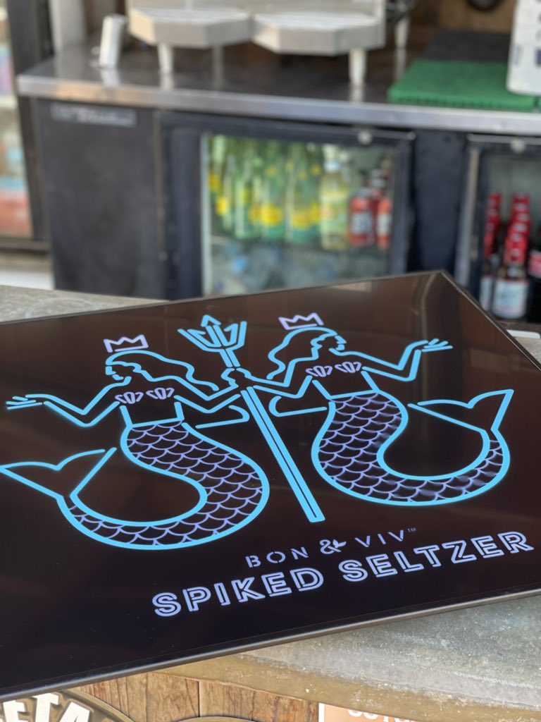 thefriendlyspot's tweet photo. Grab a chance to take home #friendlypresents after the noon #NFL game & #SNF on the big blow up screens. Must be 21, present to win & no purchase necessary #happybirthdayfriends #friendlybirthday #cheersto11years #local #southtownsatx https://t.co/z1SLseKojx