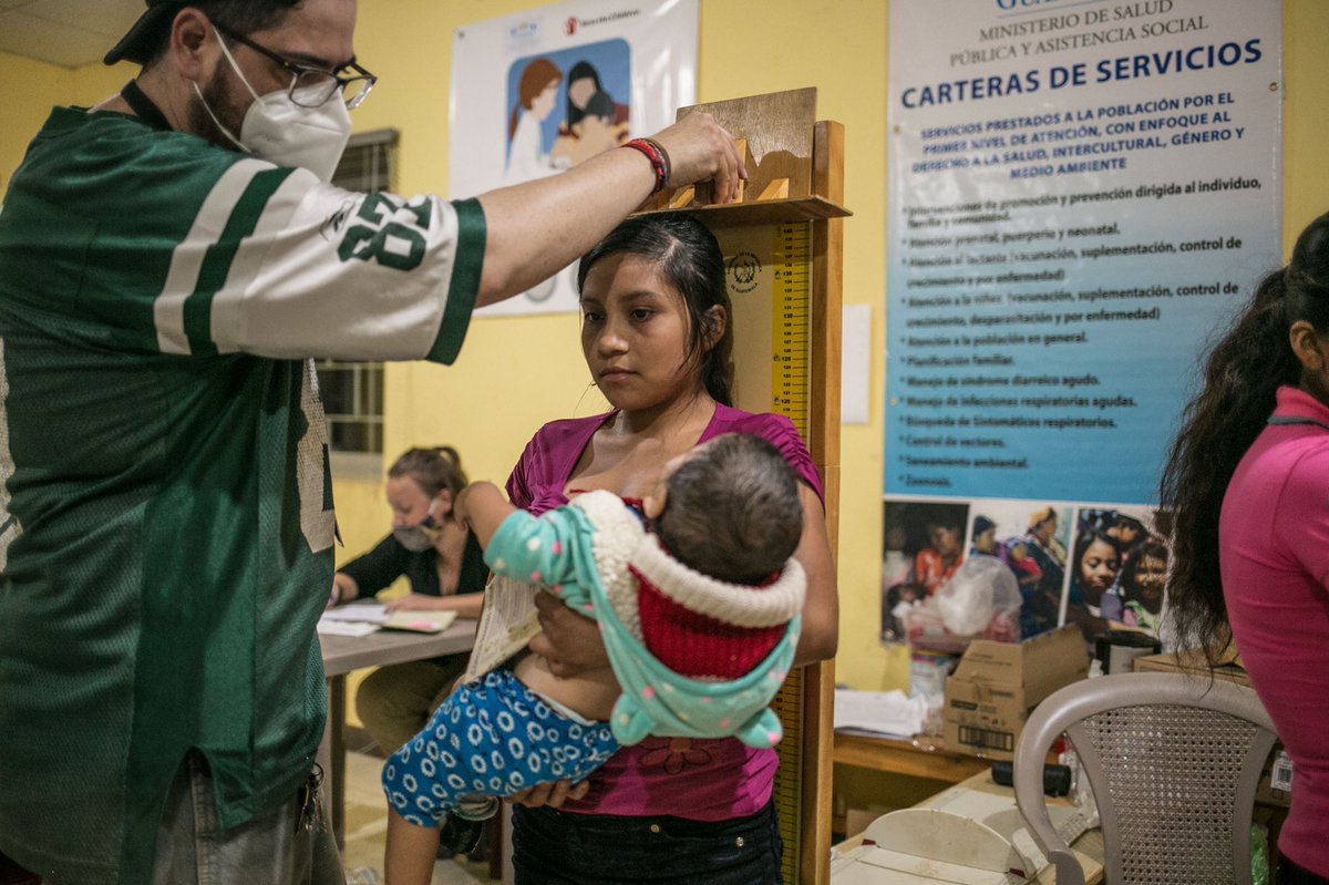 Las madres y los hijos tienen malnutrición en la región, los voluntarios de <a href="/rescateantigua/">AAR - Antigua Al Rescate</a> registran los datos y entregan vivieres para balancear la dieta de las familias. #efefotos