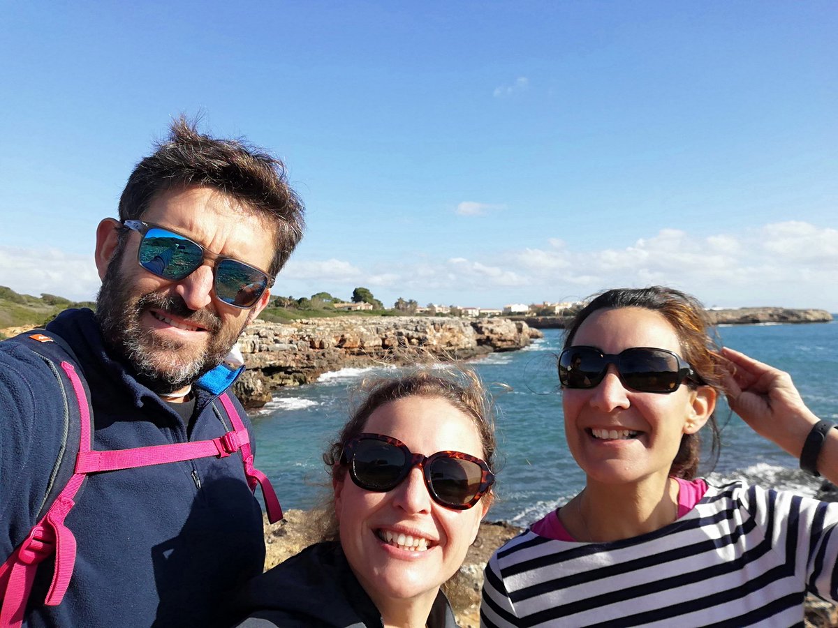 Mar7712's tweet photo. #22121UIB #22121 Aprofitant per  fer excursions per la costa mentres duri el bon temps. Amb bona companyia la caminada es fa més lleugera. ☀️🌡️🥾🏖️ https://t.co/GzlNe3cmGL