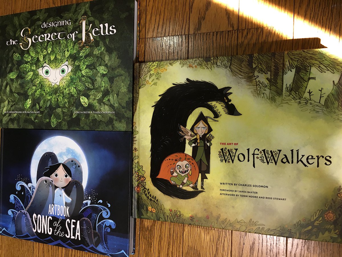 『THE ART OF #Wolfwalkers』届きました。
#カートゥーン・サルーン 製作 #トム・ムーア 監督 ケルト3部作アートブックをコンプリート。判型もタイトルも価格もバラバラ。全2作はおそらく自費出版。今回は商業出版で発行部数も異なるのでは。キャラクターデザインの変遷が興味深い。
#ウルフウォーカー 