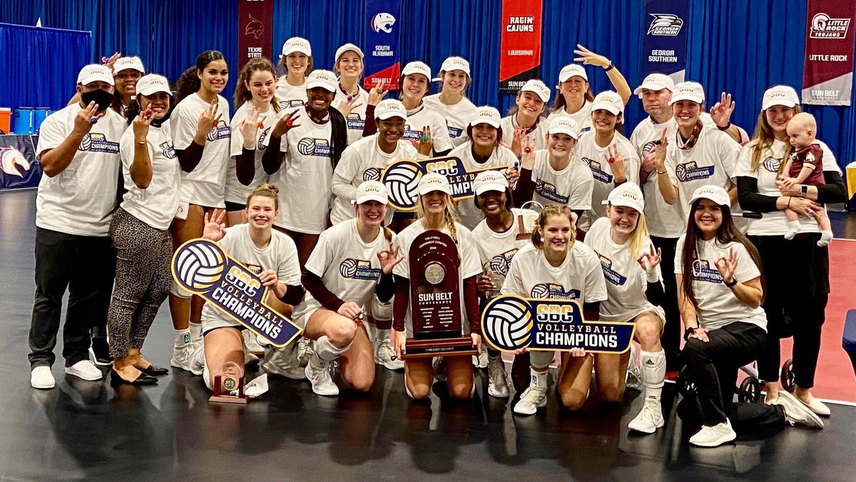 TexasStateVball's tweet image. Three-peat complete, No. 15 Texas State knocks off No. 12 Coastal Carolina for fourth Sun Belt Tournament title #SunBeltVB #3PeatSZN #EatEmUp😼 

📰: bit.ly/35RfHTj