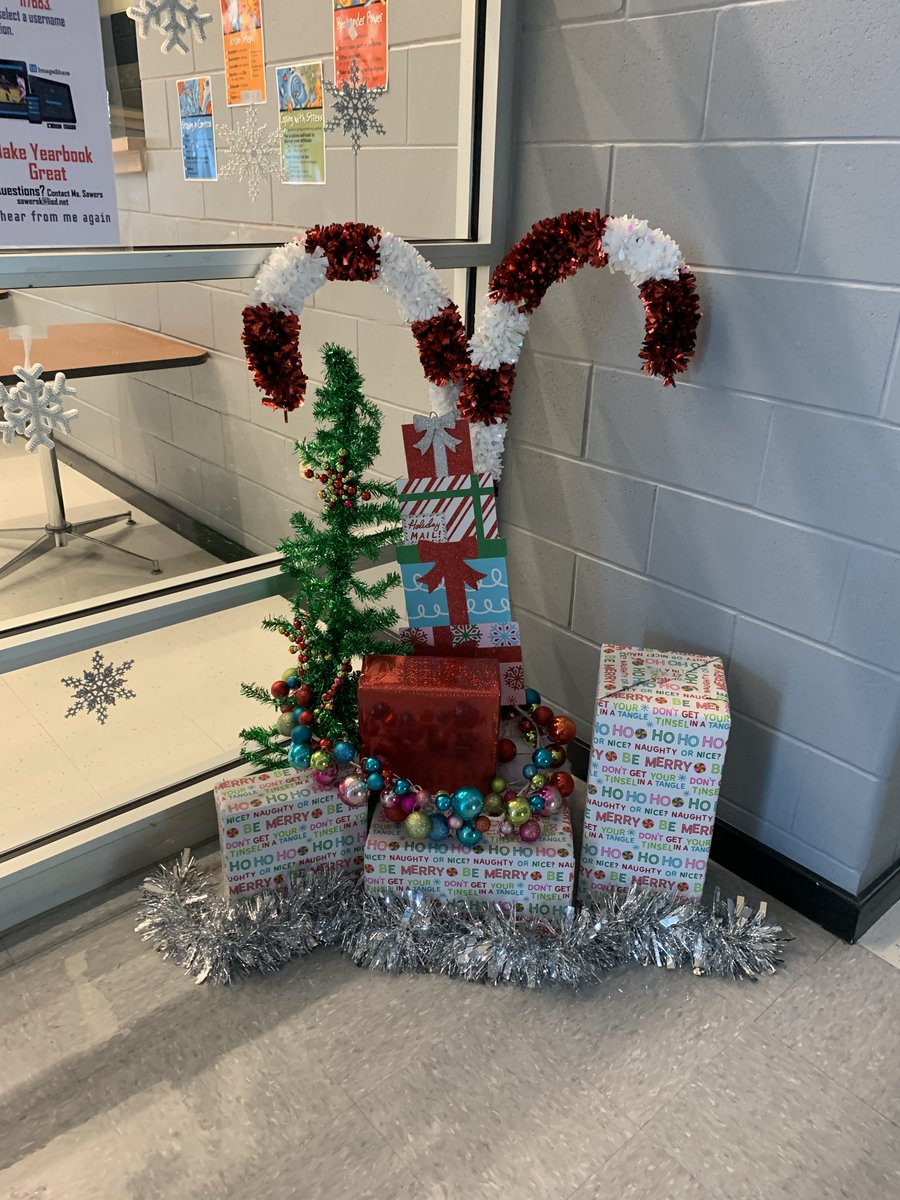 We are so thankful for our wonderful SRMS PTA families and wish you all a happy Thanksgiving!  Please enjoy your week off and this sneak peek of the holiday decor waiting to welcome the students back on the 30th!
