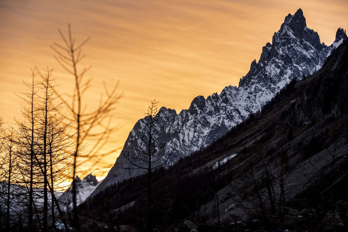 A real sunset is an explosion behind a mountain silhouette.

#courmayeur #courmayeurmontblanc #italyatitspeak #montblancatitspeak #wearebestofthealps #montblanc #montebianco #lovevda #sunsetlovers #montblancsunset #aiguillenoire #valferret #valferretcourmayeur