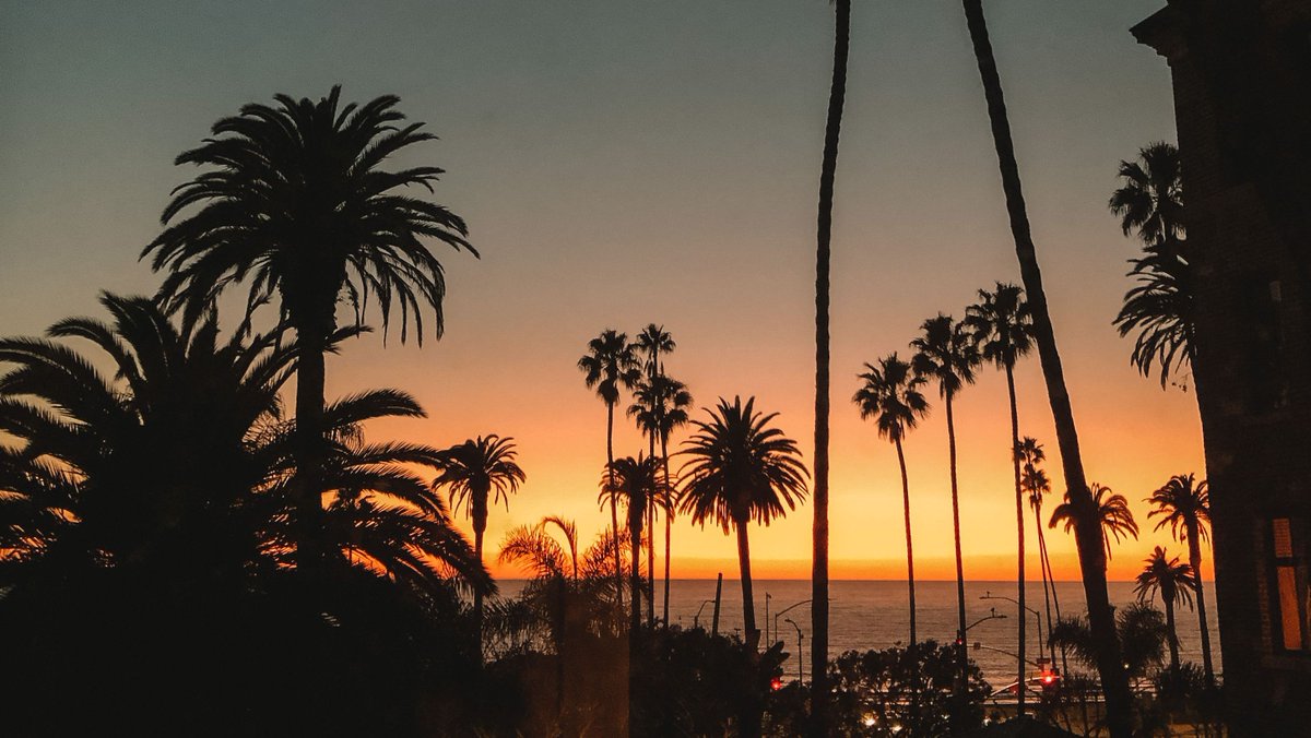 Practicing our gratitude for Thursday by appreciating the beautiful city we live in #sundaysunset #sunset #santamonica #oceanview #thanksgiving #gratitude #thanks 📷 @traveltheworldfamily