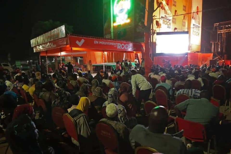 rochkaborepf's tweet photo. L’attente, cette nuit, devant le siège de campagne du parti.
Merci aux militants pour cette ferveur.
#BurkinaVote2020 #Roch2020 https://t.co/xcMUqR6d9t