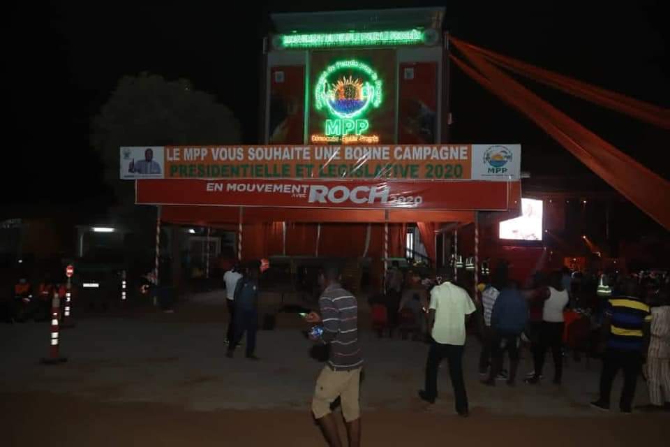 rochkaborepf's tweet photo. L’attente, cette nuit, devant le siège de campagne du parti.
Merci aux militants pour cette ferveur.
#BurkinaVote2020 #Roch2020 https://t.co/xcMUqR6d9t