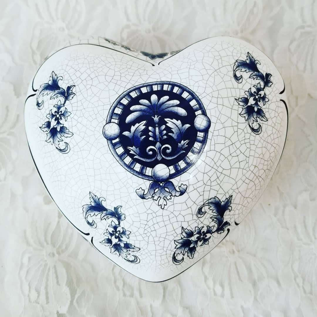 fugitivekat's tweet photo. Just REDUCED in my #etsy shop: Amazing Handmade OOAK Trinket Box with Lid ~ Art Pottery ~ Hand Painted ~ Kiln-Fired ~ CHRISTMAS! ~ One of a Kind https://t.co/WVD4NXxUzW #blue #white #liddedbox #glazedclay #folkart #traditionalart #ooakgift #artpottery https://t.co/GD7BSR9Ps1