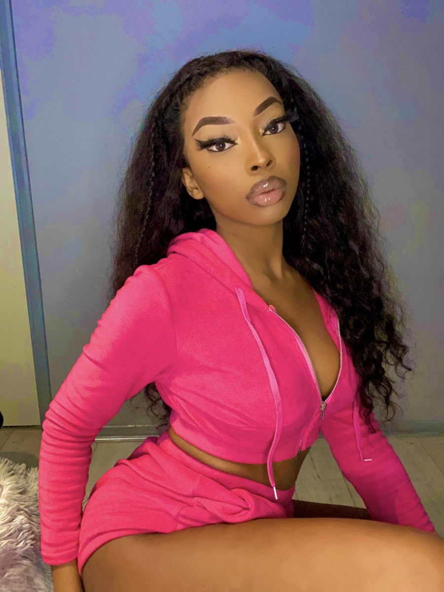 Jxparisxo's tweet photo. It’s my birthday! 🥳 #Finally20 https://t.co/CcJpQtfuVc
