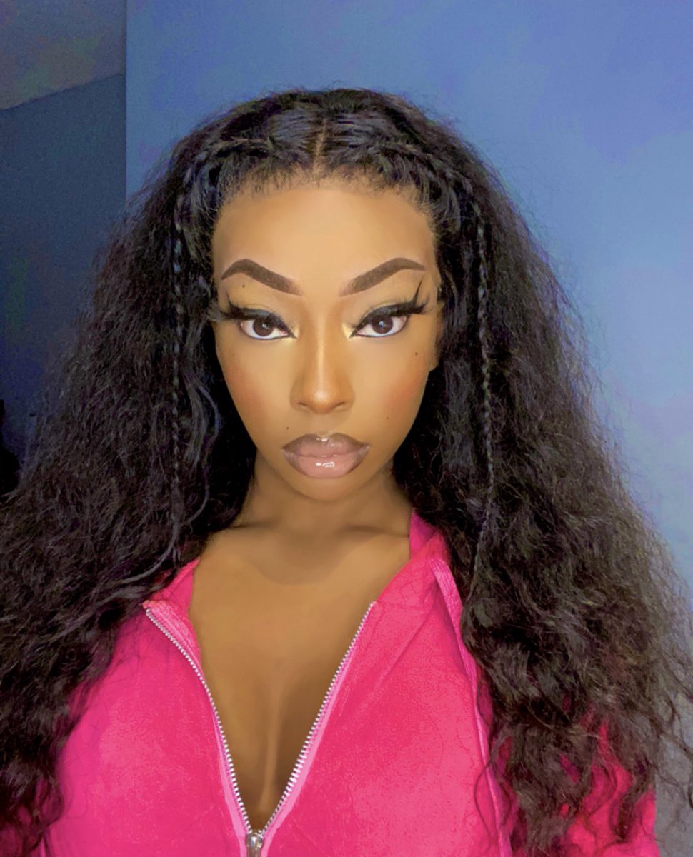 Jxparisxo's tweet photo. It’s my birthday! 🥳 #Finally20 https://t.co/CcJpQtfuVc