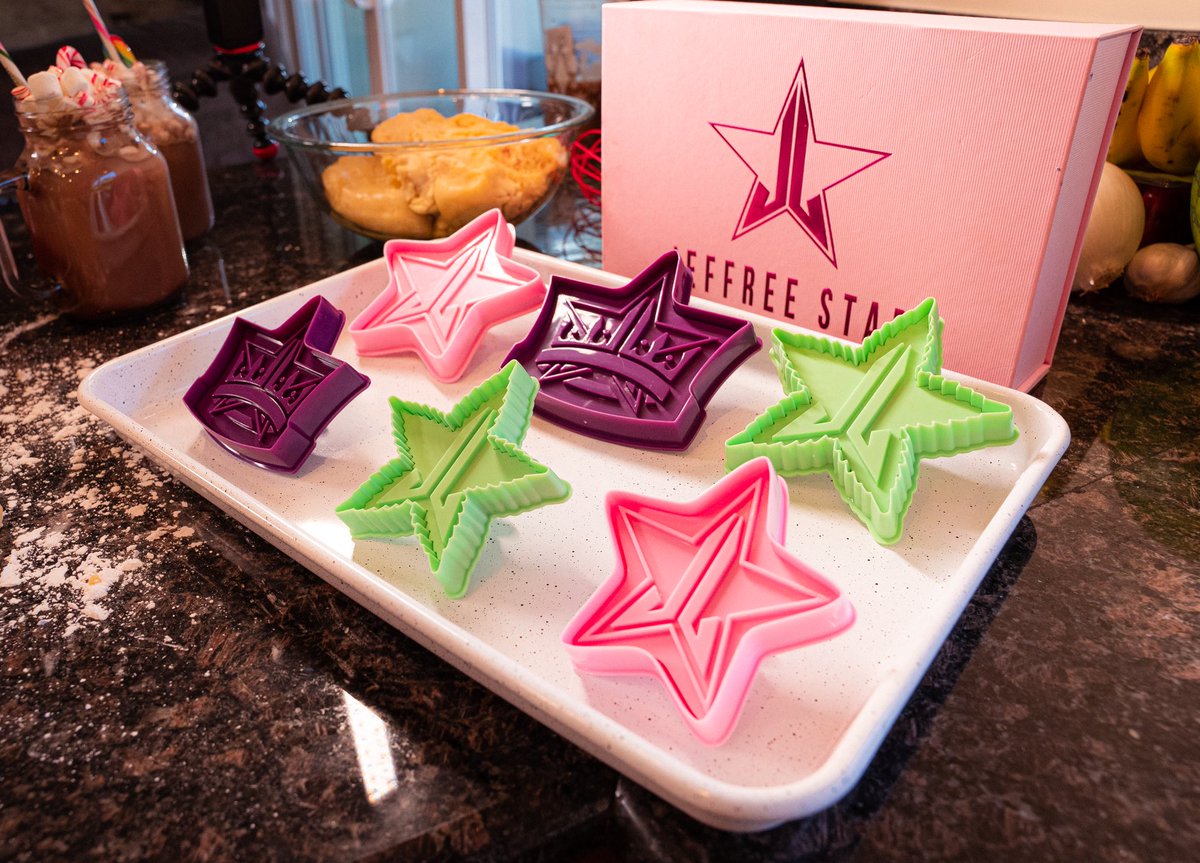 JeffreeStar's tweet image. Time to start baking all holiday season 🎄 The Jeffree Star Cosmetics sugar cookie cutters🥛