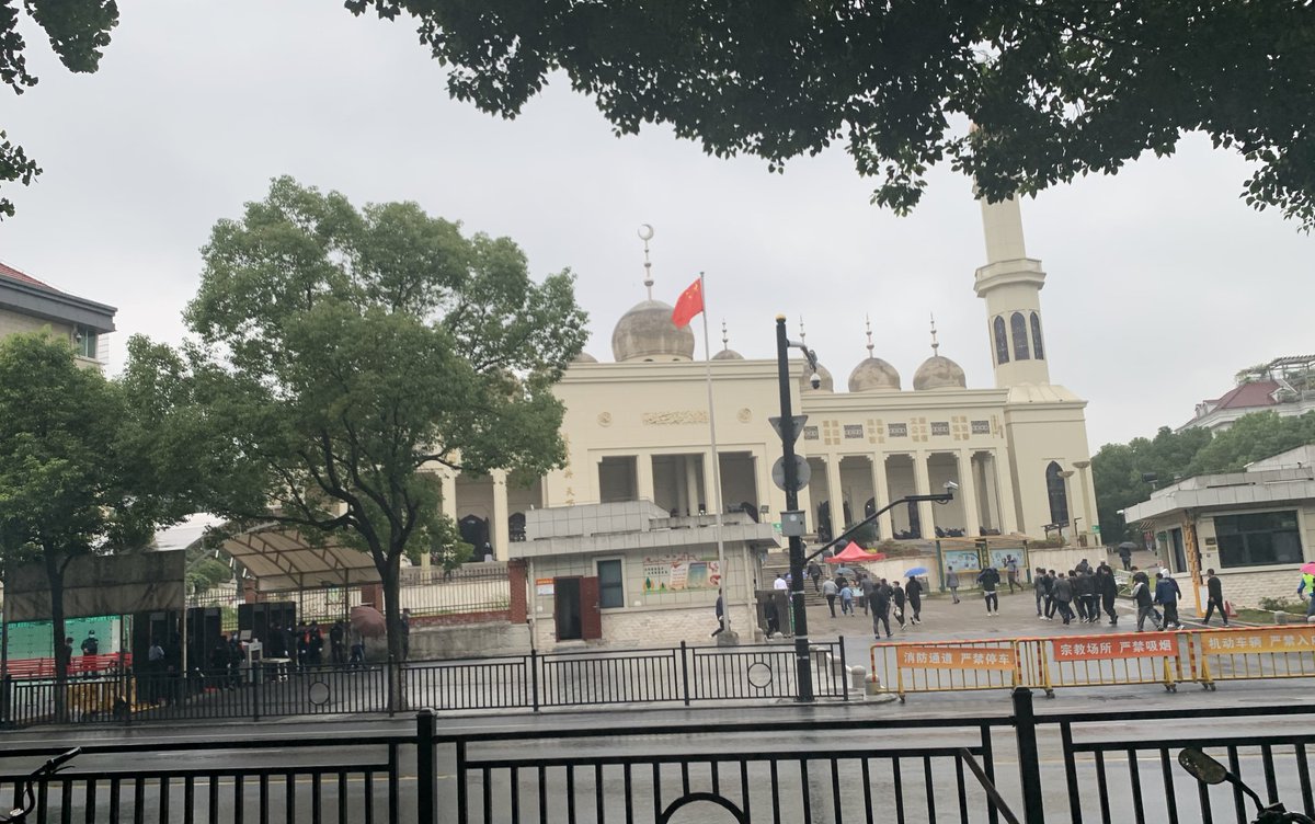 4/ The de-doming campaign has also picked up. Below, compare the Zhejiang Yiwu Mosque after its doorways were “renovated.” Its domes remain because the local government is low on funds, local businesses told me.