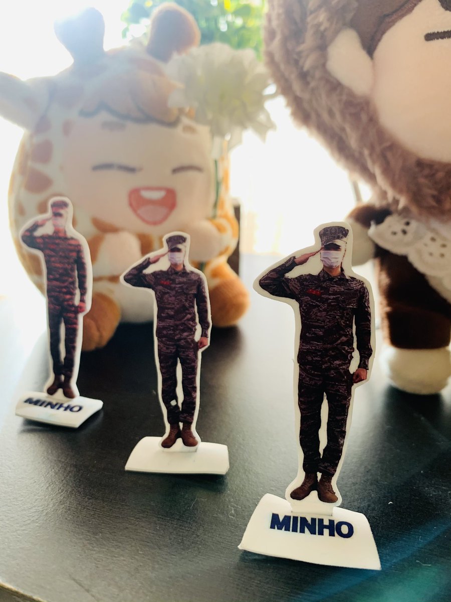 AmoSunee's tweet photo. ミノ〜お帰りぃ😭😭😭遅くなってご
めんね🙏
昨日おかえり会をヒッソリしたよ😋
🦌🌹🦌🌹🦌🌹
@5HINee_____oszs 様のカップホルダーがホントに可愛くてかっこよくて🥺💕ありがとうございます😭🦌
感謝と愛を込めてミノ敬礼❤️
自作感まんさいですがお許し下さい🙇♀️
#SHINeeMinho
#샤이니
#민호 https://t.co/uUFSNpyGFg
