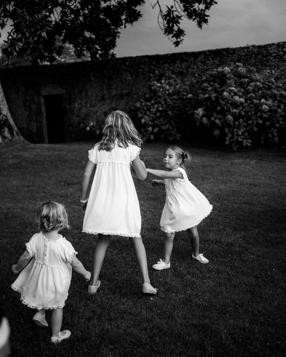 Me encanta este momento de los peques en las bodas. Con el azúcar por las nubes de atracar la mesa dulce. Cuando ya todo da igual, los vestidos, las coronas, los zapatos... es la hora de pasarlo bien y punto! Y si hay que mancharse, pues se mancha uno!