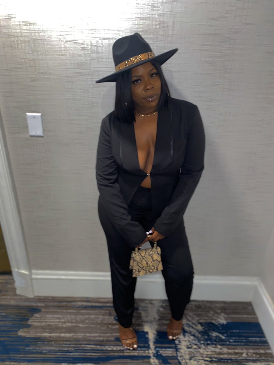 xxlilmari's tweet photo. I was really feeling myself last night 🥴🖤🖤🖤 https://t.co/qHx0Yq0A6M