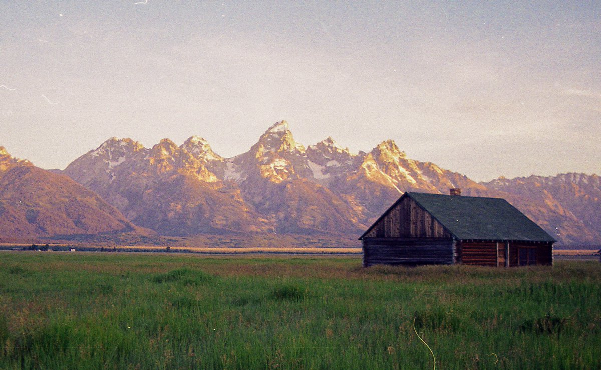 eamonsphotoss's tweet photo. the grand tetons throughout the day https://t.co/5U48L9xKhH