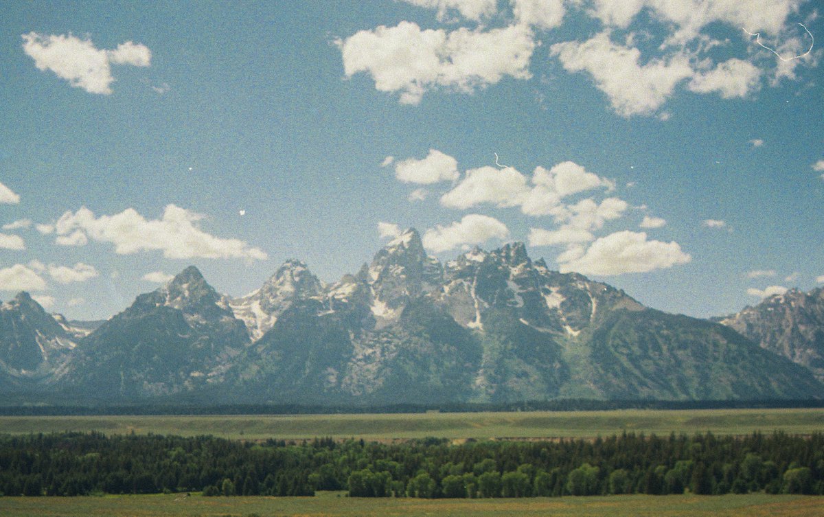 eamonsphotoss's tweet photo. the grand tetons throughout the day https://t.co/5U48L9xKhH