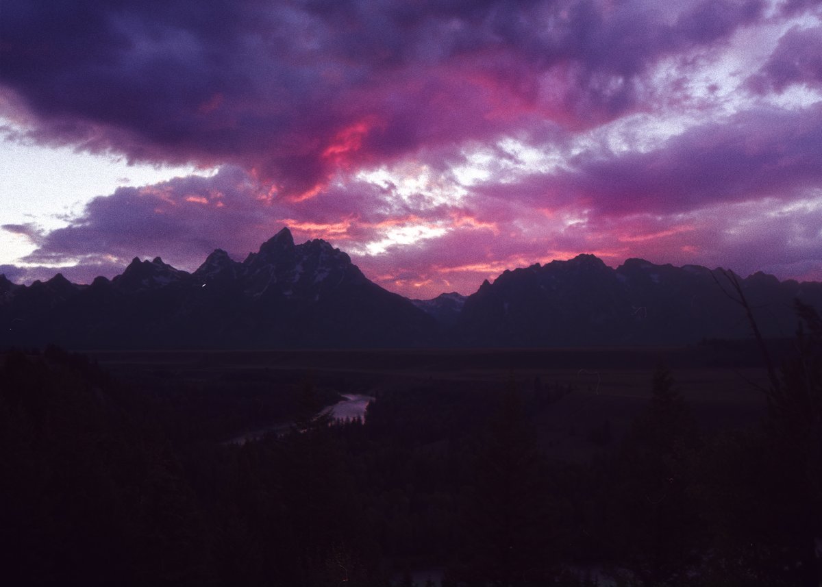 eamonsphotoss's tweet photo. the grand tetons throughout the day https://t.co/5U48L9xKhH