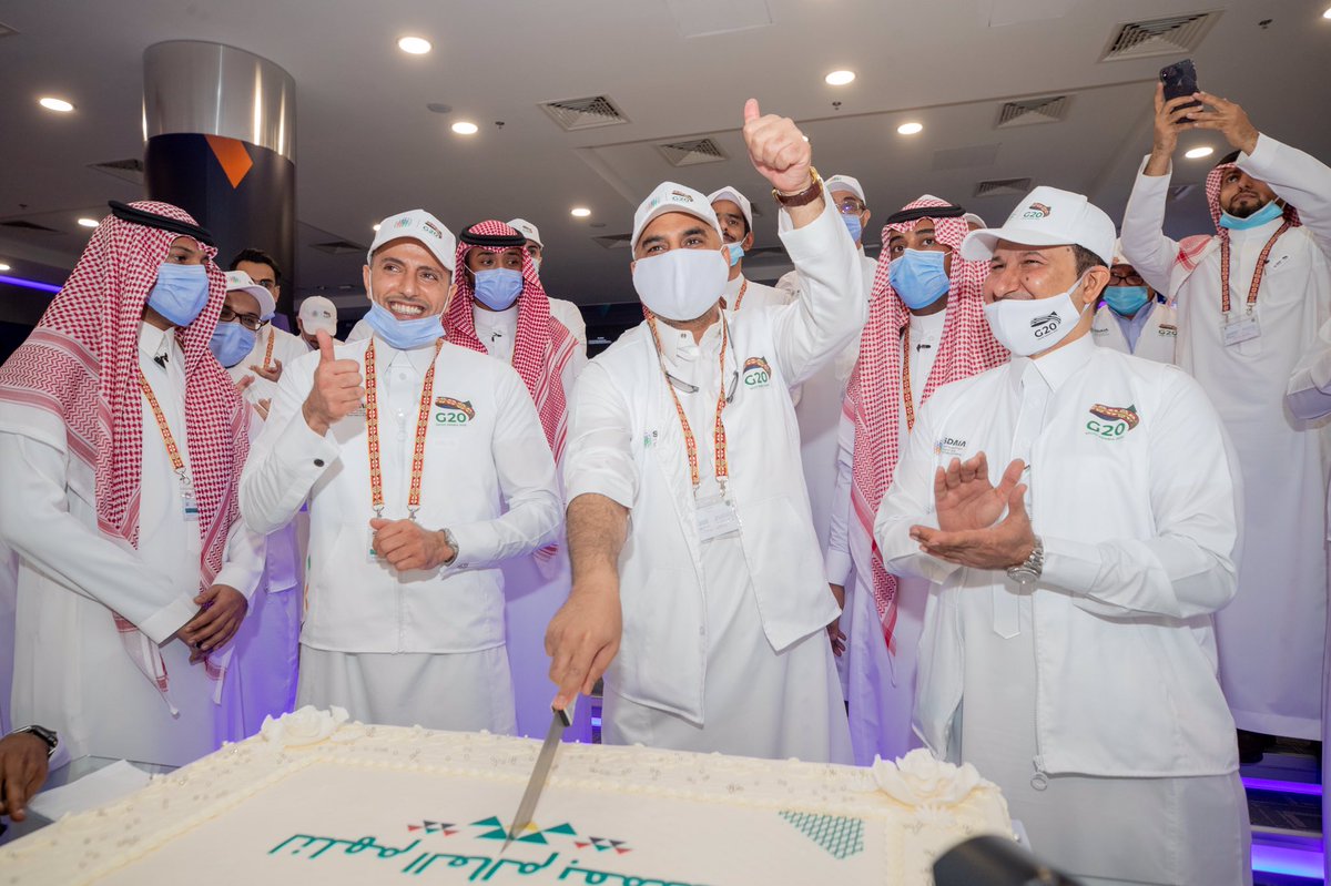 SDAIA_SA's tweet photo. قيادات وفرق عمل #سدايا يحتفلون بعد إتمام عمليات تشغيل قمة #مجموعة_العشرين_في_السعودية 

فوق هام السحب يا بلادي 🇸🇦 https://t.co/KfjlzRfUsR