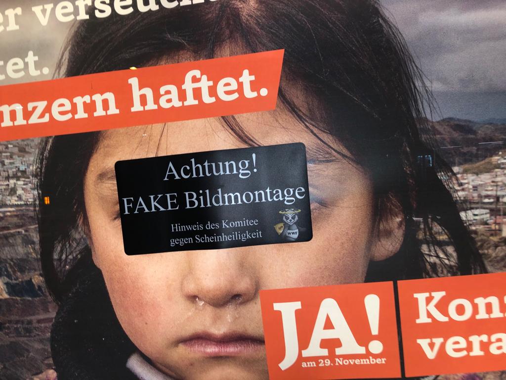 KomiteeSchein's tweet photo. Die #UVI Initianten werben noch immer mit einer Bildmontage auf ihren Plakaten. Entweder fehlt der Hinweis auf den FAKE oder er ist verschwindend klein gehalten. Deswegen hat das Komitee gegen Scheinheiligkeit nachgeholfen und Hinweise für die Bevölkerung angebracht. #kvi #abst20 https://t.co/42s2Ns9KOQ