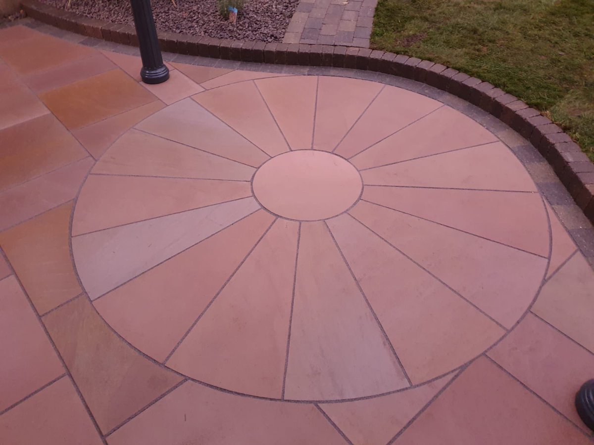 Bespoke Towngate sawn circle fabricated to give detail to this low maintenance garden ⁦@MarshallsReg⁩ #paving #patio #garden