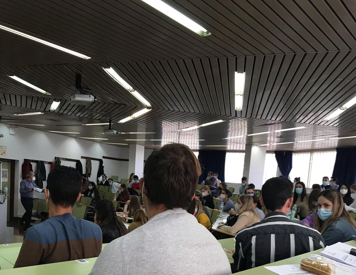 AnaDN14's tweet photo. Me ha llegado esta foto y estoy alucinando.Examen de oposición #técnicohacienda en #málaga dónde están las medidas anticovid ⁦@Haciendagob⁩ ⁦@sanidadgob⁩ ⁦@sanchezcastejon⁩ ???? https://t.co/1j44Tlzc8J