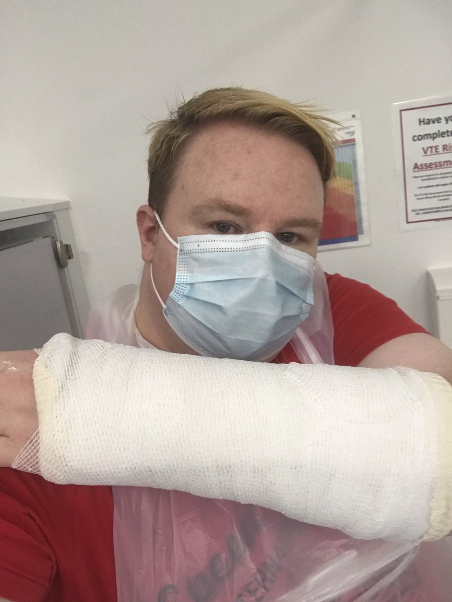 scott_976's tweet photo. fabulous first ever shift working in @TreliskeD new Resuscitation Unit with the wonderful @PUNC14 student @HPunc18 who was responsible for this awesome ‘Plaster Cast’ 😊 https://t.co/fF4OSW51q2