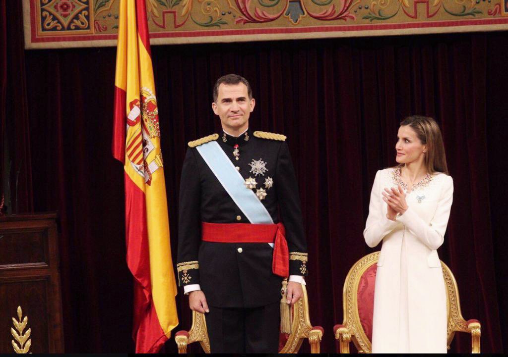 pablocasado_'s tweet photo. Se cumplen 45 años de la restauración de la monarquía, símbolo de nuestra continuidad histórica. El pueblo español la elegimos por referéndum constitucional como forma política del Estado, y al Rey como símbolo de su unidad y permanencia. Felipe VI nos representa impecablemente. https://t.co/Xh1D3qveRM