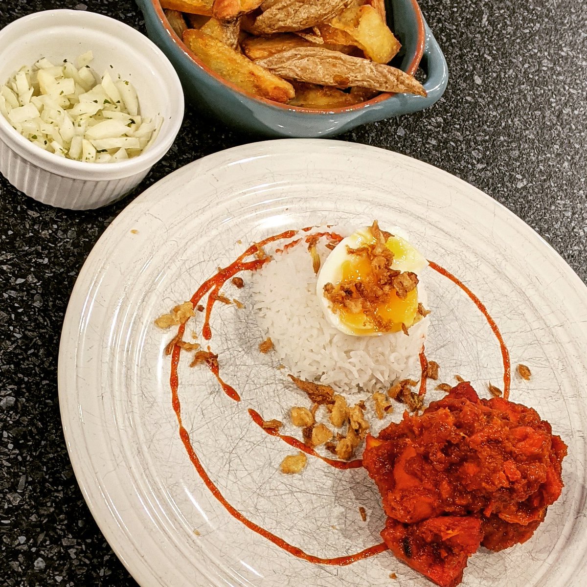 JakesvilleS's tweet photo. @SundayBrunchC4 Egg fried rice with crispy shallot petals homemade butter chicken with chips, onion salad, naan and poppadoms! https://t.co/URIRMwgB7m