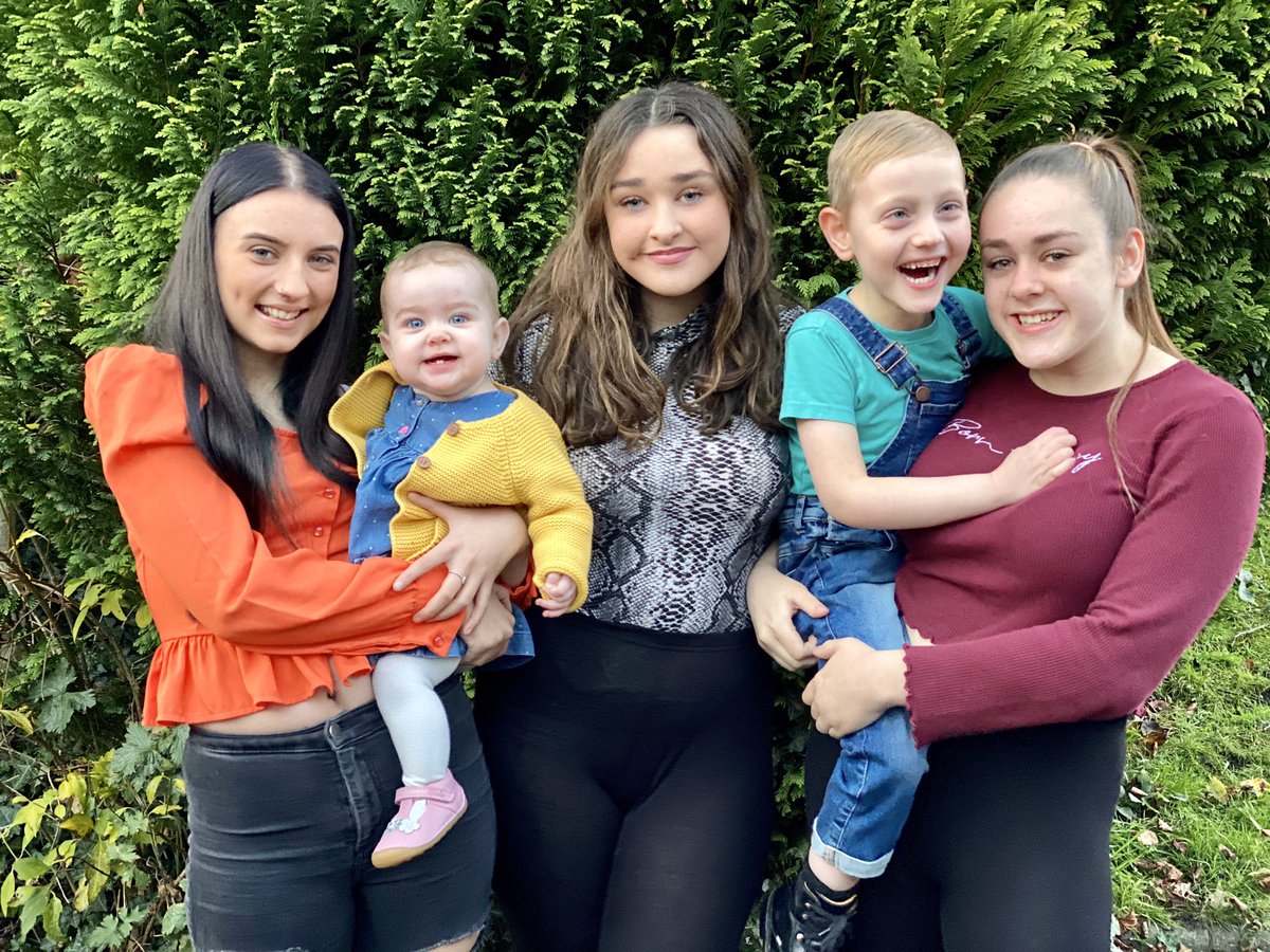 Had to cancel our family photoshoot so took some pics in the garden for now x Love the bond these 5 have, me and neil feel blessed everyday to have such wonderful happy healthy children 😍 - Diana