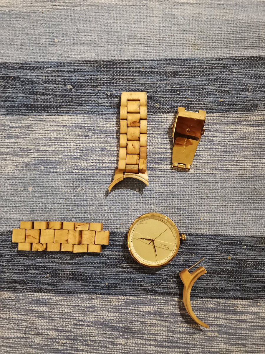 JariJuntunen4's tweet image. Rannekello oli pudonnut pihamaalle, mutta löytyi myöhemmin. Täysin ilman vahinkoja ei selvinnyt, kun olin ehtinyt ajaa traktorilla yli. Ranne osin palasina, puinen kehä mureni, lasi halki, mutta näyttää toimivan #aarni #loytyykovaraosat