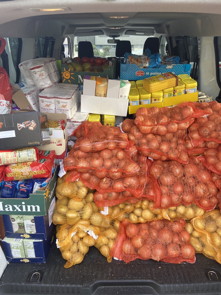 AssociationBm's tweet photo. La précarité est partout, aujourd’hui avec le Collectif de soutien aux Roms nous avons pu distribuer vos dons à près d’une centaine de personnes 🙌🏽

Nous remercions @VilleArgenteuil pour son soutien logistique et tous les donateurs qui ont permis cette distribution 💚💚 https://t.co/6vFYLjPMA9