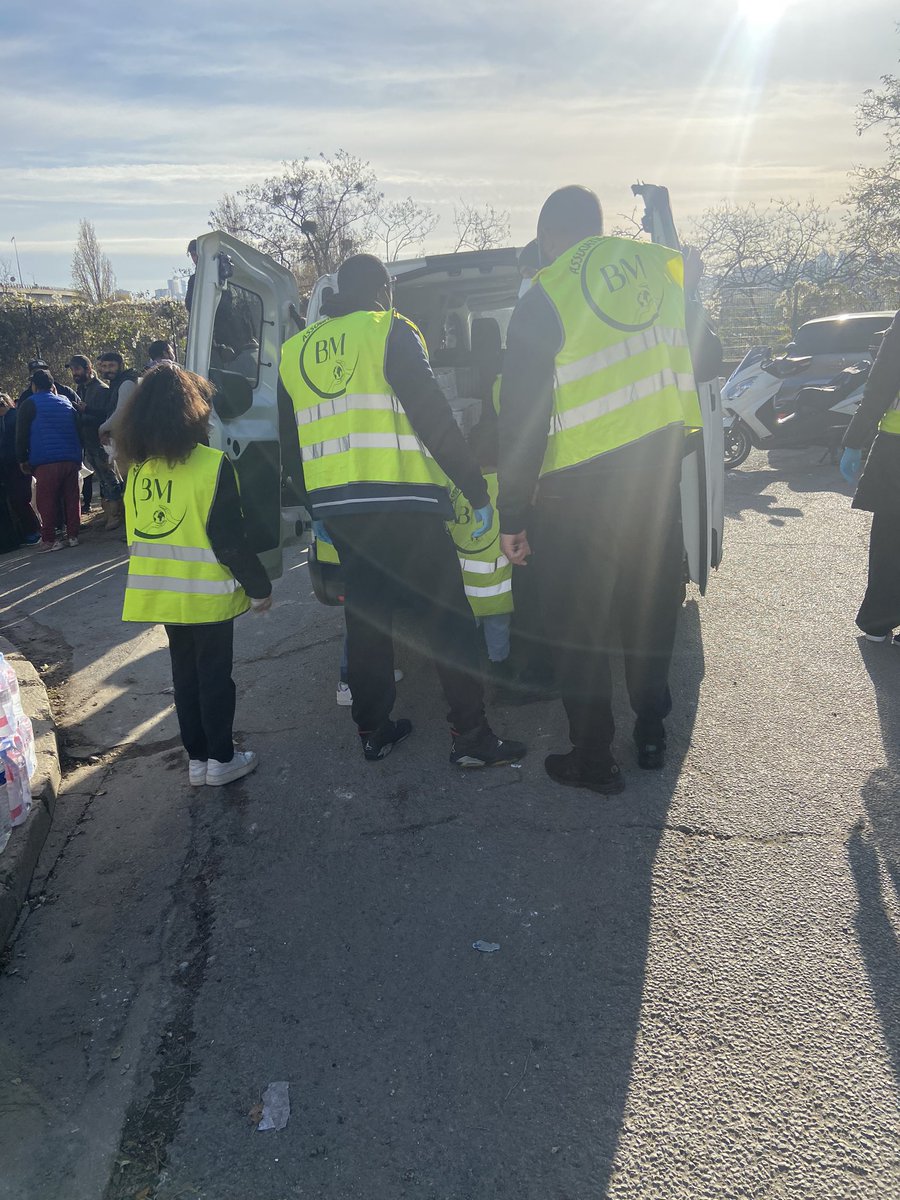 AssociationBm's tweet photo. La précarité est partout, aujourd’hui avec le Collectif de soutien aux Roms nous avons pu distribuer vos dons à près d’une centaine de personnes 🙌🏽

Nous remercions @VilleArgenteuil pour son soutien logistique et tous les donateurs qui ont permis cette distribution 💚💚 https://t.co/6vFYLjPMA9