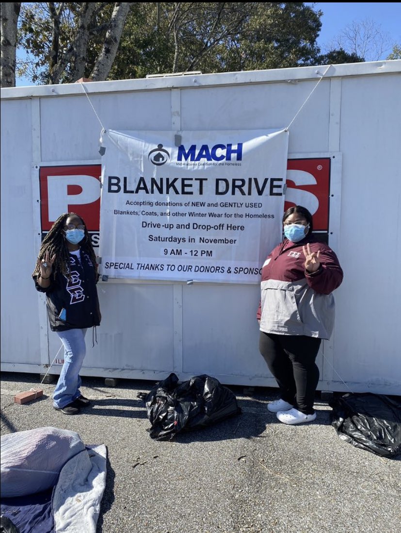 epsilonlambda_'s tweet photo. EL partnered with MACH by participating in their annual blanket-drive. Ensuring that no one is left cold  during the holiday season❤️. 

WEE-OOP🐧❤️ 
@LAY_EEEE https://t.co/EO9LMFnGlu
