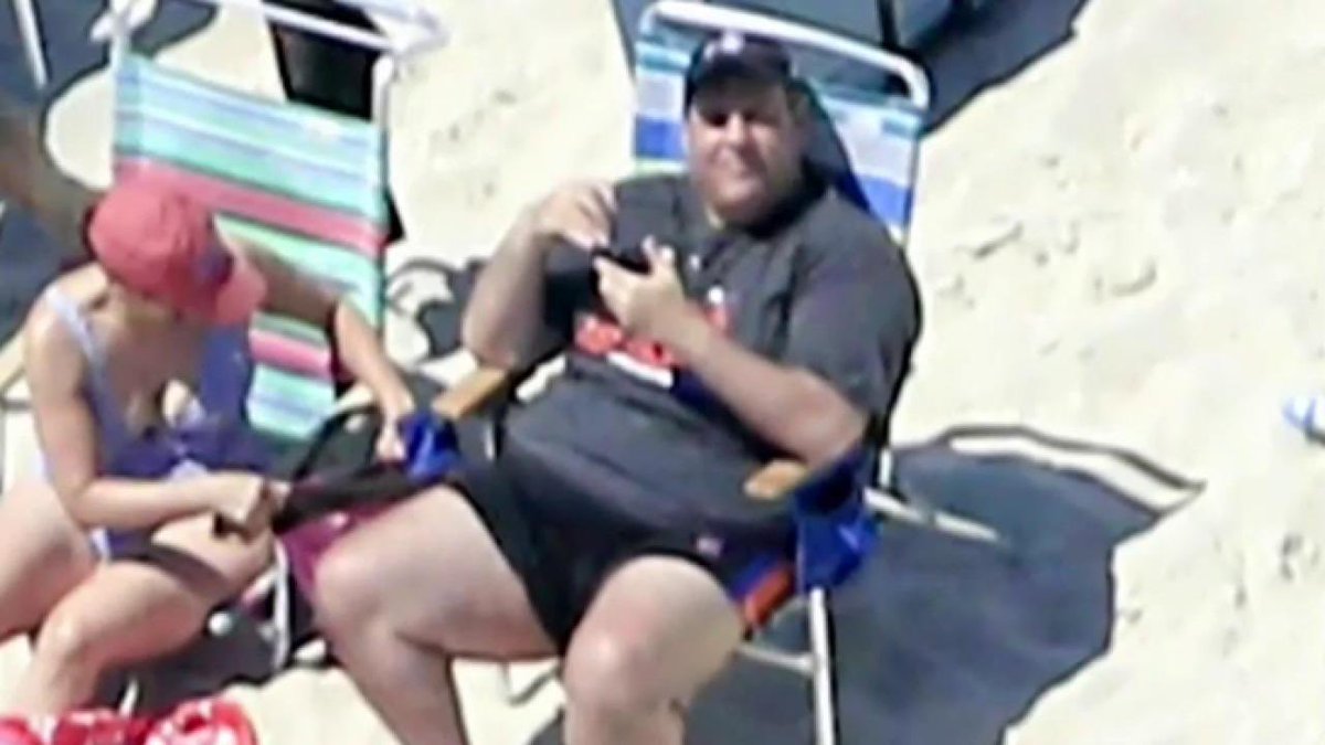 gregkellyusa's tweet photo. So ⁦@GovChristie⁩ doesn’t think the Trump Legal Team is impressive? unlike Chris⁩ —-they were REAL prosecutors, Not FUNDRAISERS  who got HOOKED UP. And nothing more “embarrassing” than this self-serving jerk getting TAN while CITIZENS were kept off the BEACH. https://t.co/hVmWeaS8RO