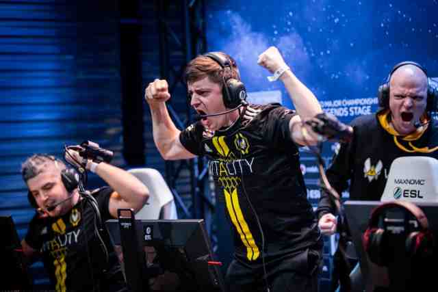 lequipe's tweet photo. Vitality a remporté son premier titre de l'année sur Counter-Strike ce dimanche soir, en renversant Natus Vincere en finale des IEM Pékin (3-2) https://t.co/AR5rqPHbYH https://t.co/hRLZ8nr6sk