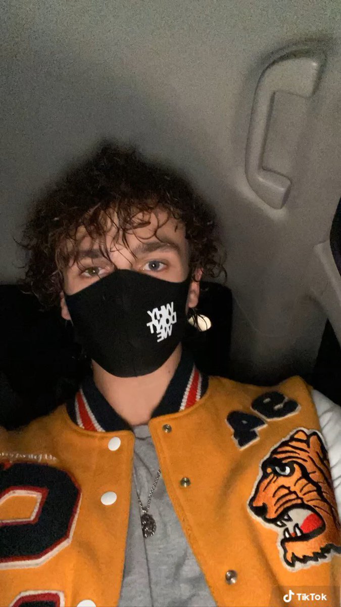 HE4RTGOLDMENDES's tweet image. hi jonah says that y’all should be streaming rn!!! #STREAMFALLIN